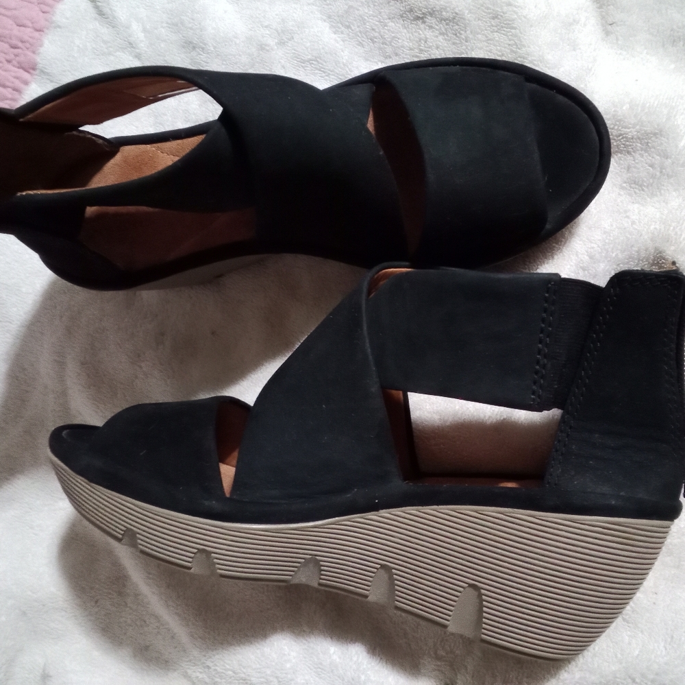 Clark's size 6 New 2.5" heel